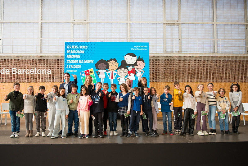 Entrega de la agenda de los niños en el Ayuntamiento de Barcelona